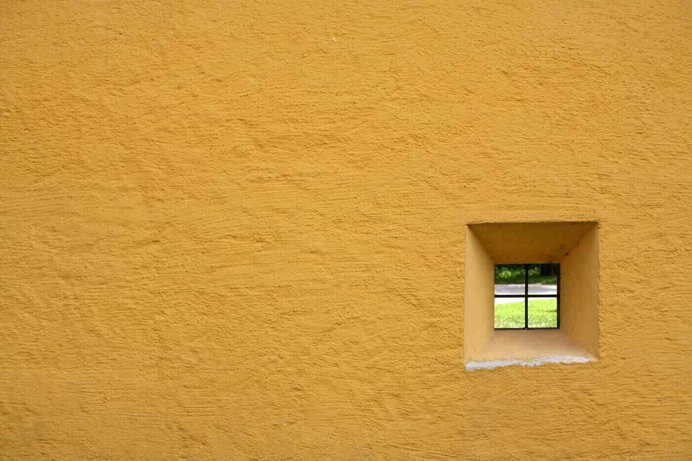 Small window in yellow wall - what do the different window energy performance stickers mean