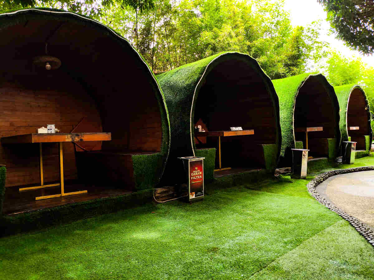 Green outdoor dining pod